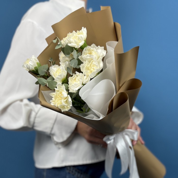 9 белых гвоздик с эвкалиптом