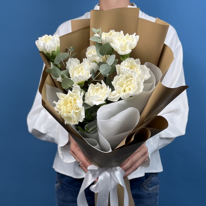 9 белых гвоздик с эвкалиптом