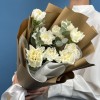 9 белых гвоздик с эвкалиптом