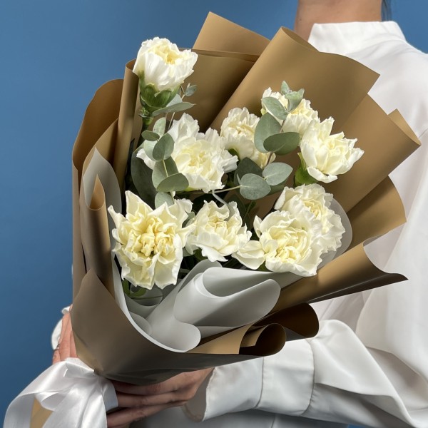 9 белых гвоздик с эвкалиптом