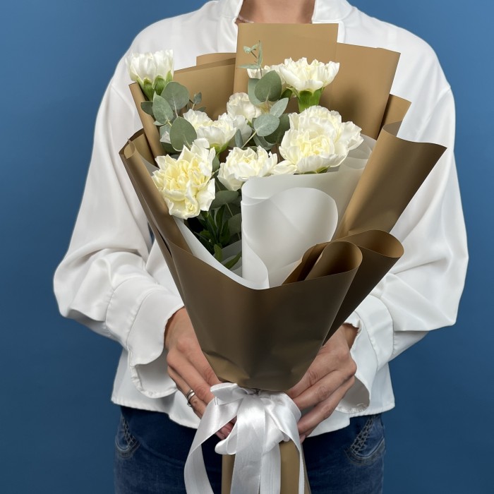 9 белых гвоздик с эвкалиптом