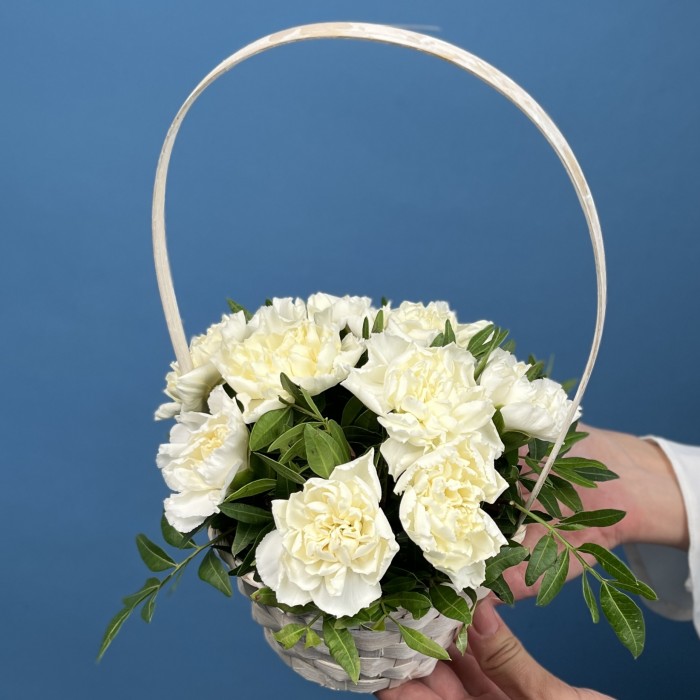 9 белых гвоздик в корзине