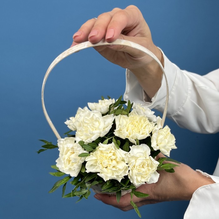 9 белых гвоздик в корзине