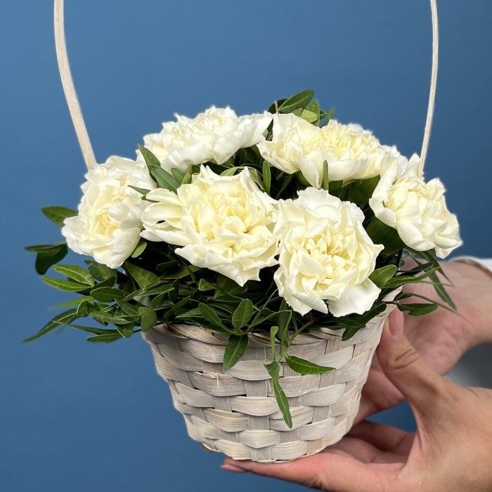 9 белых гвоздик в корзине
