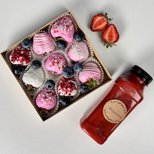 Клубника в шоколаде розовое настроение с клубничным смузи Клубника в шоколаде розовое настроение с клубничным смузи