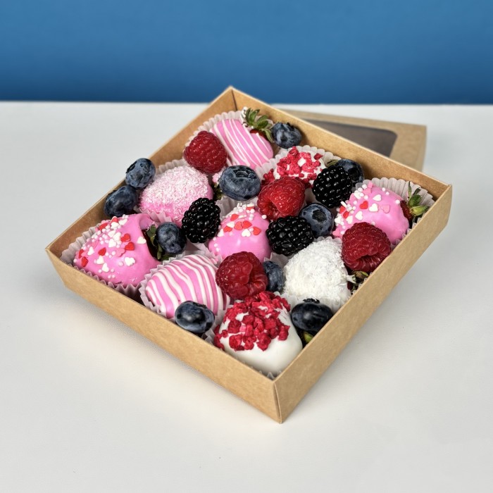 Клубника в шоколаде розовое настроение с ягодами микс