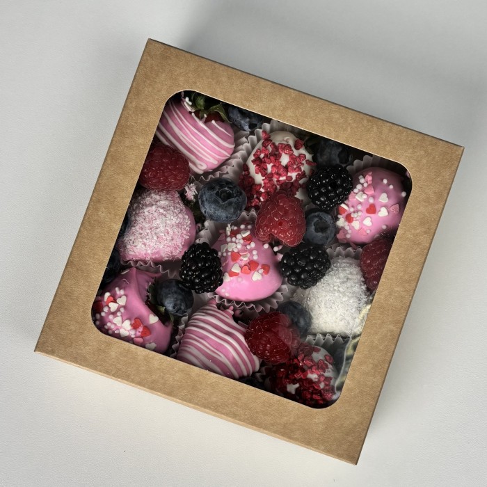 Клубника в шоколаде розовое настроение с ягодами микс