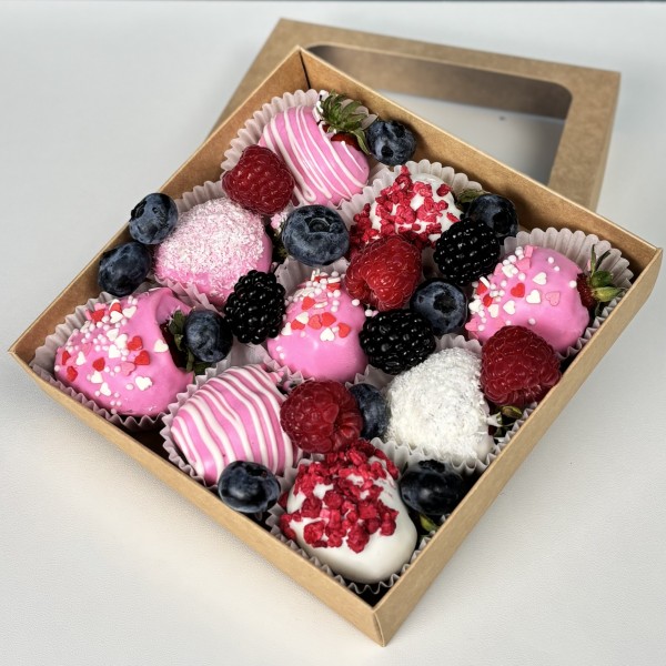 Клубника в шоколаде розовое настроение с ягодами микс