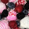 Клубника в шоколаде розовое настроение с ягодами микс