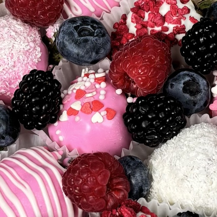 Клубника в шоколаде розовое настроение с ягодами микс