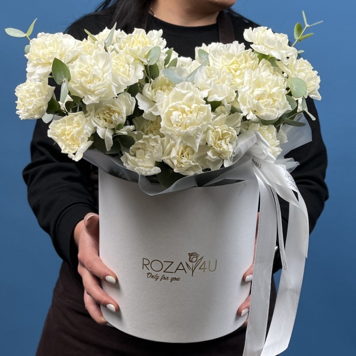 51 белая гвоздика в коробке