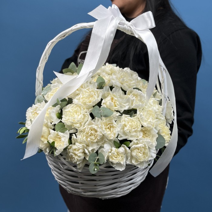 51 белая гвоздика в корзине