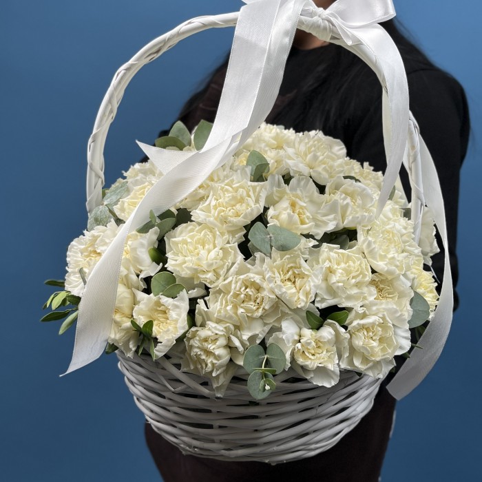 51 белая гвоздика в корзине