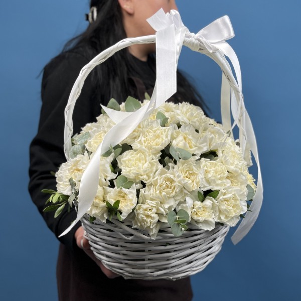 51 белая гвоздика в корзине