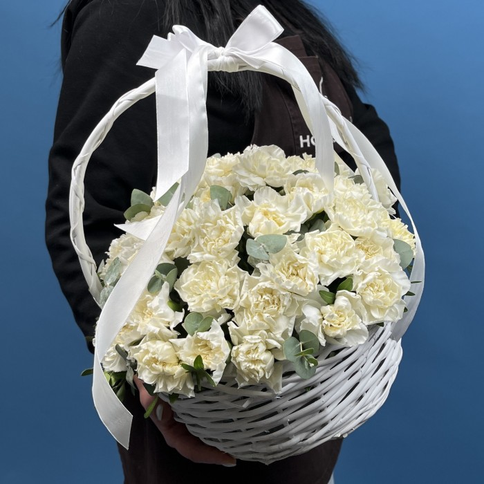 51 белая гвоздика в корзине