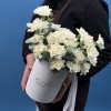 25 белых гвоздик в коробке