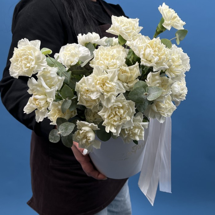 25 белых гвоздик в коробке