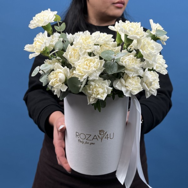 25 белых гвоздик в коробке