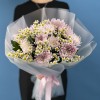 11 сиреневых хризантем с ромашкой