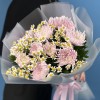 11 сиреневых хризантем с ромашкой