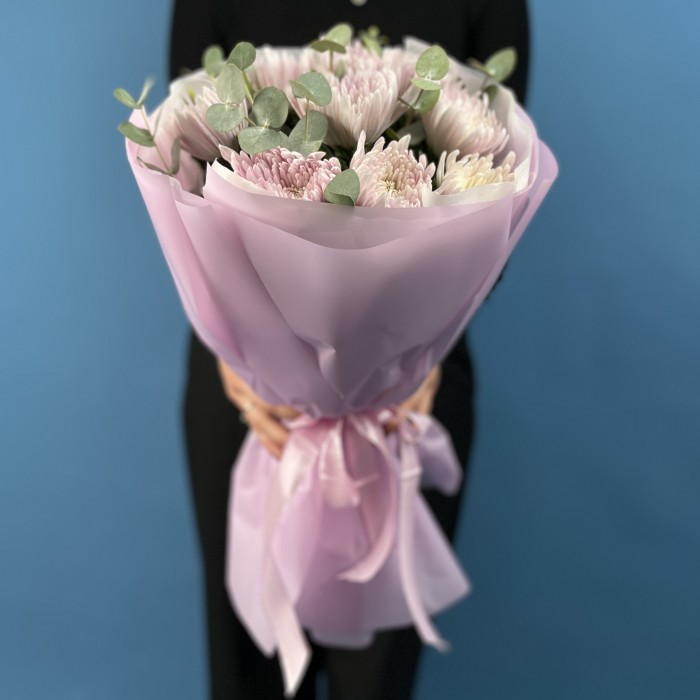 9 сиреневых хризантем с эвкалиптом