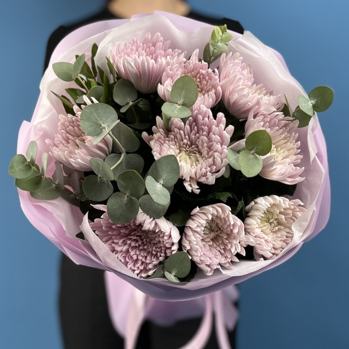 9 сиреневых хризантем с эвкалиптом