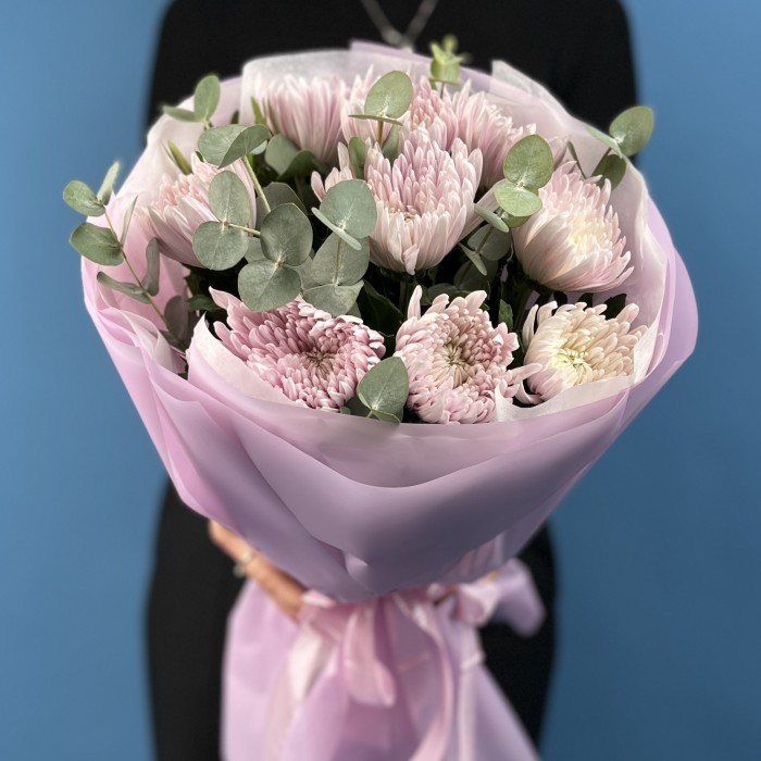 9 сиреневых хризантем с эвкалиптом