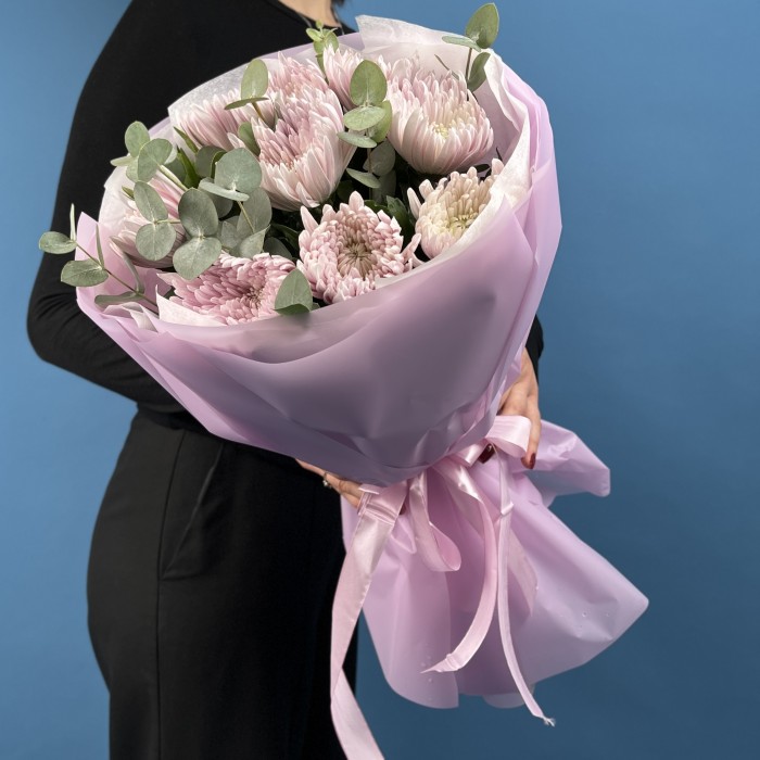 9 сиреневых хризантем с эвкалиптом