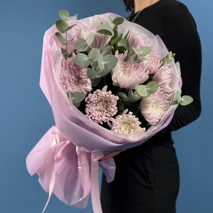 9 сиреневых хризантем с эвкалиптом