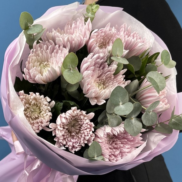9 сиреневых хризантем с эвкалиптом