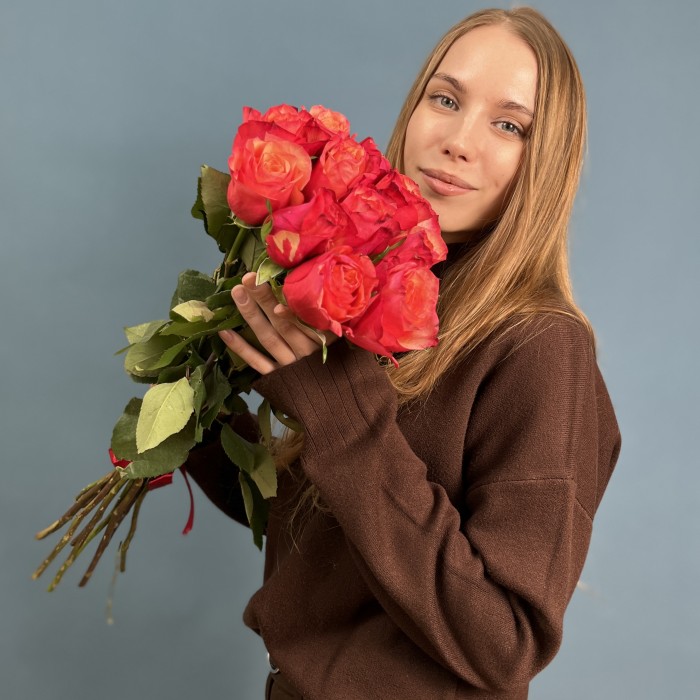 11 ярких роз Боргат 50 см