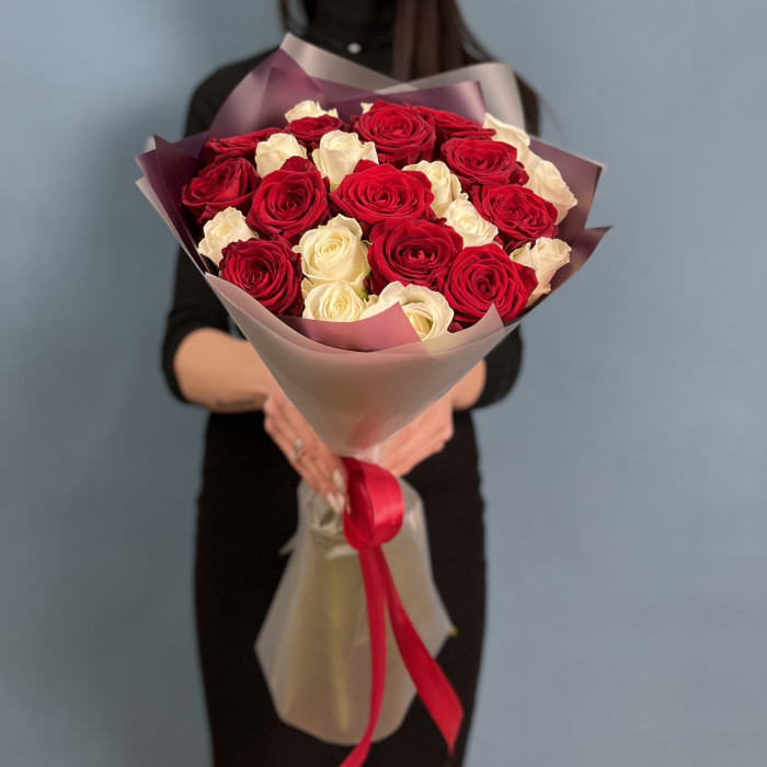 25 красных и белых роз Моей любимой