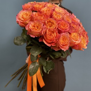 35 оранжево-розовых роз Фри Спирит 60 см 35 оранжево-розовых роз Фри Спирит 60 см
