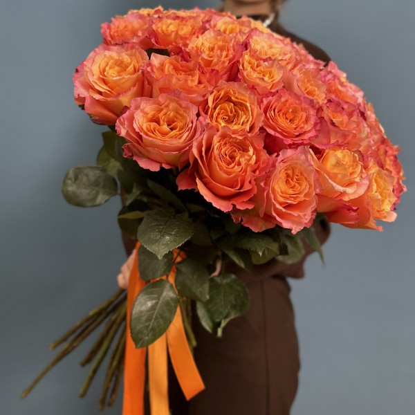 35 оранжево-розовых роз Фри Спирит 60 см