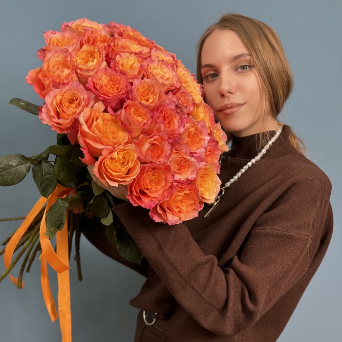 35 оранжево-розовых роз Фри Спирит 60 см