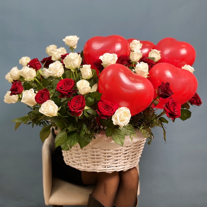 51 красная и белая роза в корзине Люблю Тебя