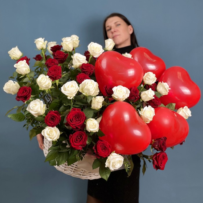 51 красная и белая роза в корзине Люблю Тебя