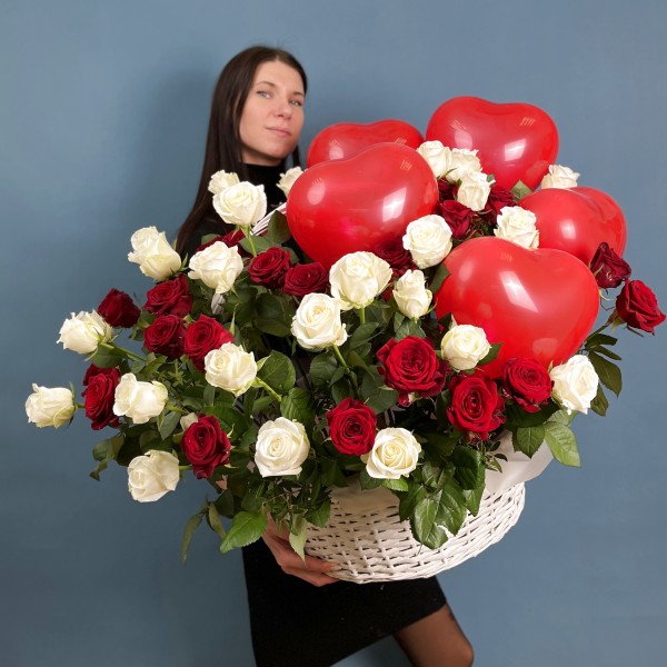 51 красная и белая роза в корзине Люблю Тебя