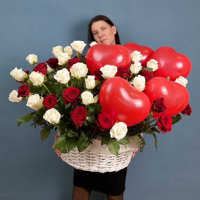 51 красная и белая роза в корзине Люблю Тебя