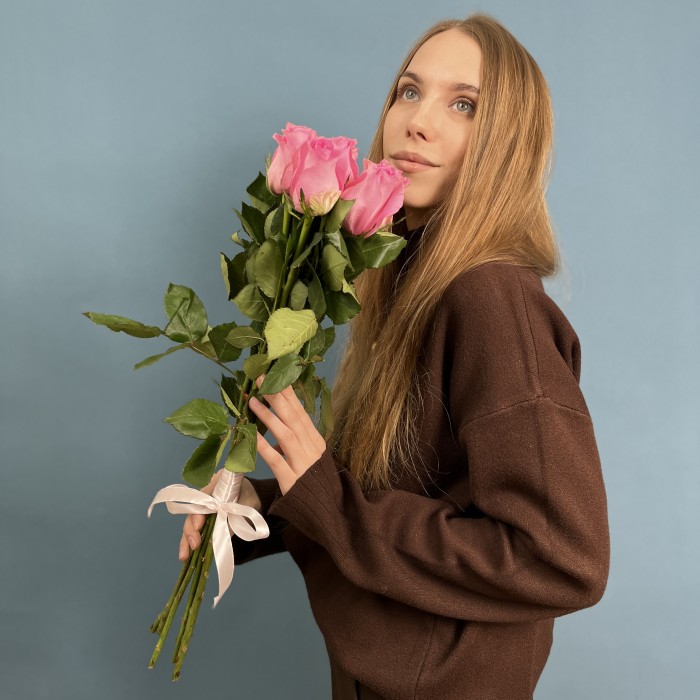 7 розовых роз Ревиваль 60 см