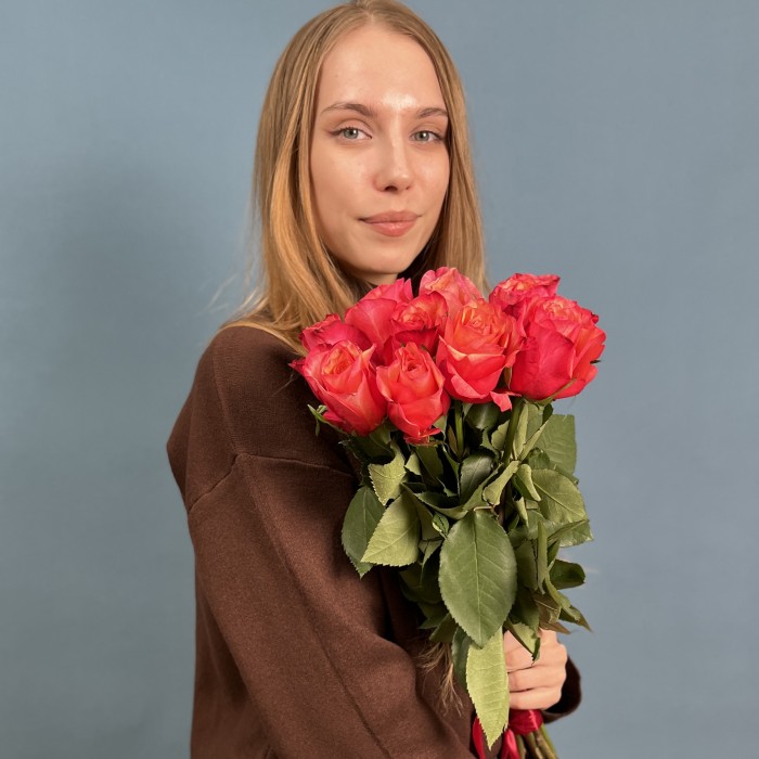 9 ярких роз Боргат 70 см