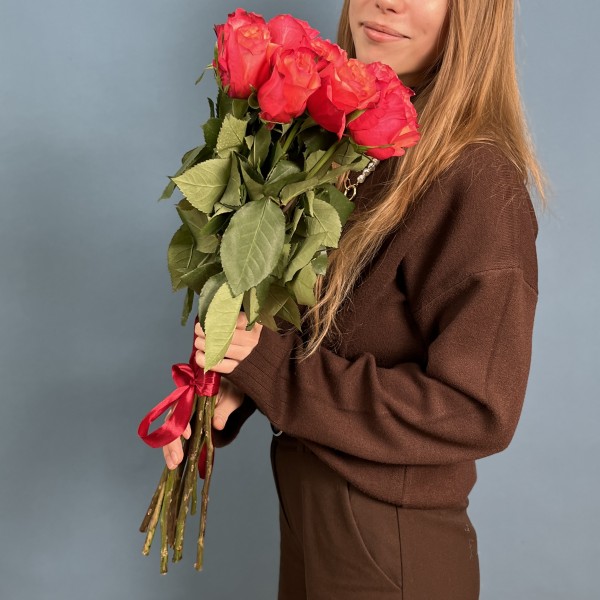 9 ярких роз Боргат 70 см