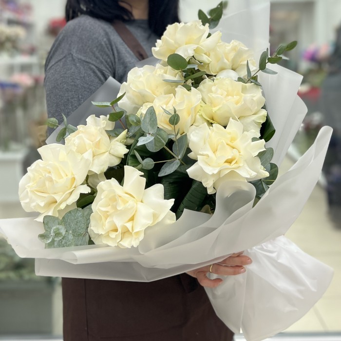 Букет из 9 крупных белых роз с эвкалиптом