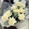 Букет из 9 крупных белых роз с эвкалиптом
