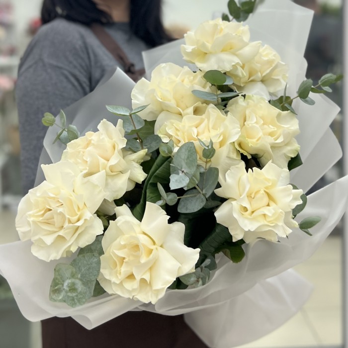 Букет из 9 крупных белых роз с эвкалиптом