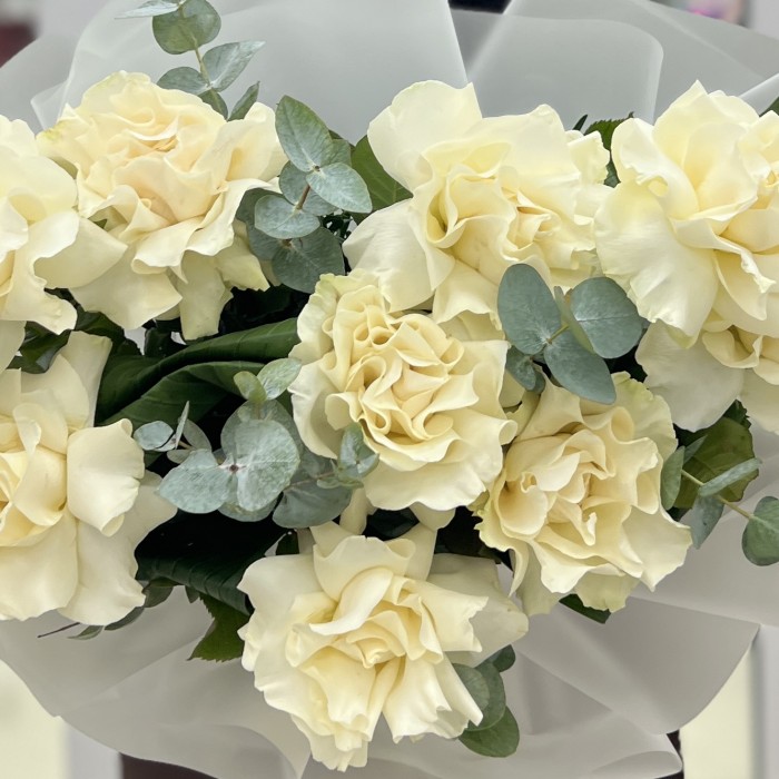 Букет из 9 крупных белых роз с эвкалиптом