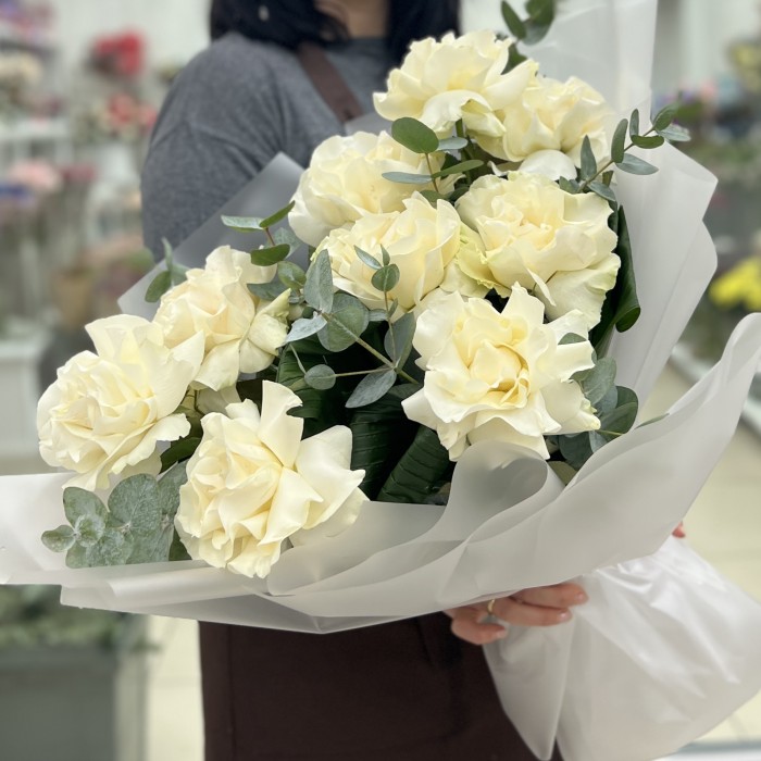 Букет из 9 крупных белых роз с эвкалиптом