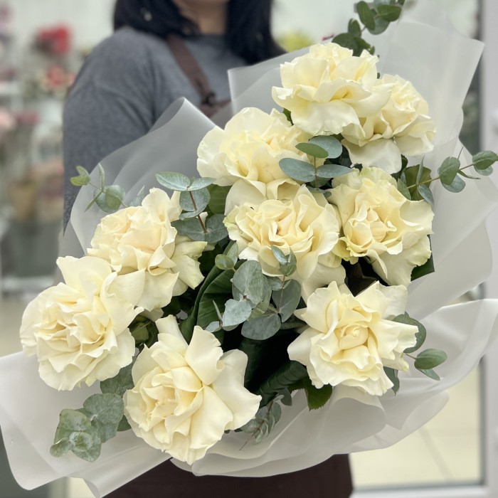 Букет из 9 крупных белых роз с эвкалиптом