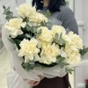 Букет из 9 крупных белых роз с эвкалиптом