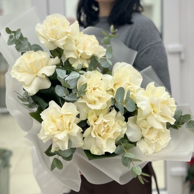 Букет из 9 крупных белых роз с эвкалиптом